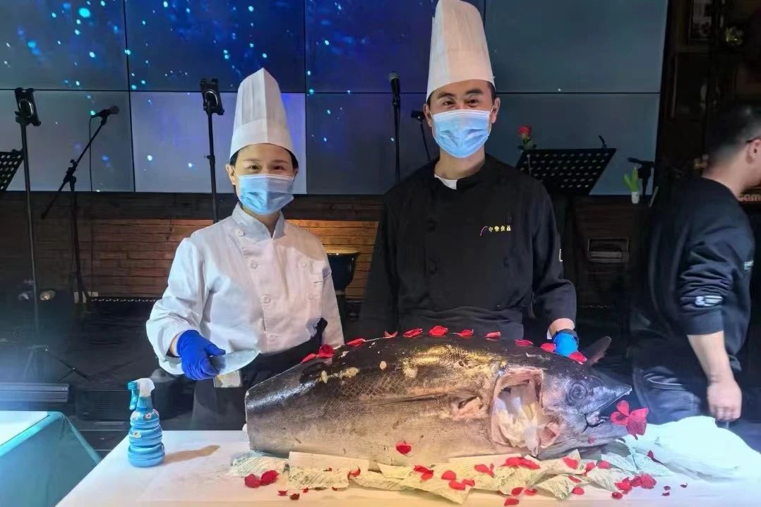 中鲁食品公司举办新年首场“解鱼秀”活动