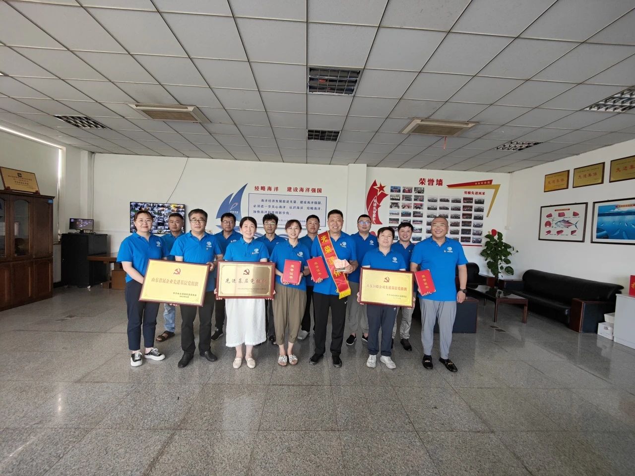 岁月映初心 荣退颂芳华｜中鲁食品公司组织开展党员干部荣退仪式