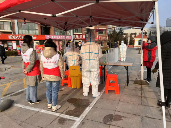 以练备战，筑牢疫情防线——中鲁食品公司与凤城社区开展“双报到”疫情防控演练活动