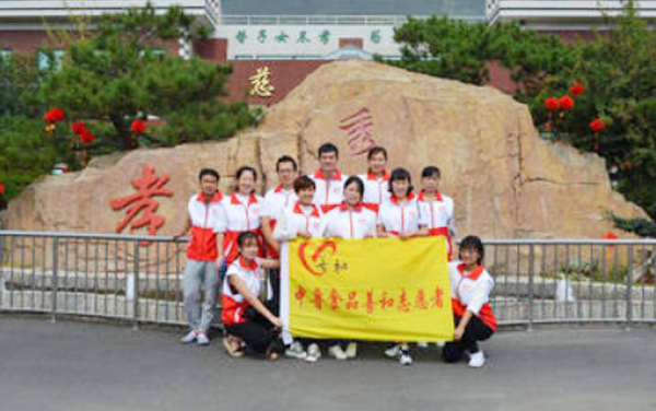 关爱老人—金枪鱼面包派走进秀林福利院