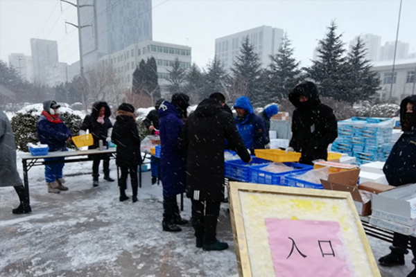 制定目标明方向??自我加压勇争先-中鲁食品党员突击队春节前摆摊一周销售过百万